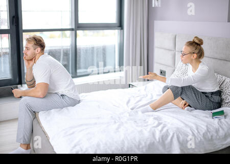 Die Frau ist ihrem Mann schimpfen, Fußball Stockfoto