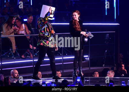 Lindsay Lohan stellt Marshmello mit seinem besten elektronischen Award auf der Bühne bei den MTV Europe Music Awards 2018 im Bilbao Exhibition Centre statt, Spanien. Stockfoto