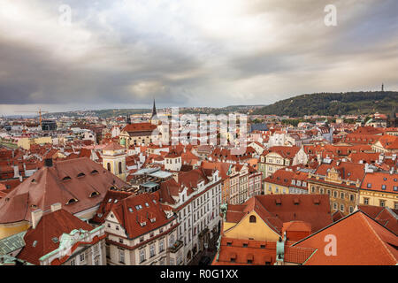 Luftaufnahme der Stadt Prag, in der Tschechischen Republik, an einem bewölkten Tag Stockfoto
