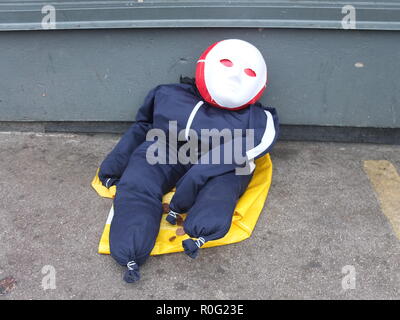 Penny für den Kerl - ein Lagerfeuer Nacht Kerl durch zwei primäre alter Schülerinnen erzeugt und angezeigt außerhalb Southey grüne Co-op, Sheffield, Großbritannien 2018 Stockfoto