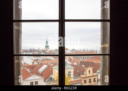 Blick auf die Stadt Prag von oben, durch Fenster, in der Tschechischen Republik, an einem bewölkten Tag Stockfoto