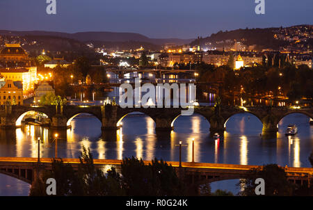 Brücken über die Donau in Prag bei Nacht in der Tschechischen Republik, Panorama, Luftaufnahme Stockfoto