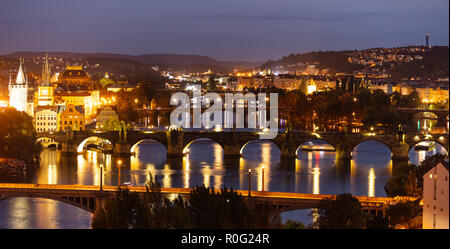 Brücken über die Donau in Prag bei Nacht in der Tschechischen Republik, Panorama, Luftaufnahme Stockfoto