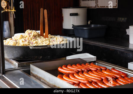 Prag, gegrillte Würstchen und Kartoffelsalat, traditionelle Straße essen, Tschechische Republik Stockfoto