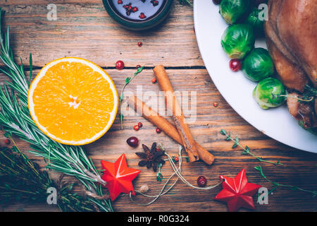 Weihnachtsdekoration und Gewürze für die Tabelle am Vorabend Abendessen zum Neuen Jahr. Zimt, Rosmarin, Nelken, Sternanis auf einer hölzernen Hintergrund. Dienen, Ru Stockfoto