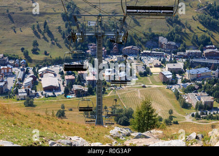 Seilbahn in Les deux Alpes im Sommer. Blick hinunter Stockfoto