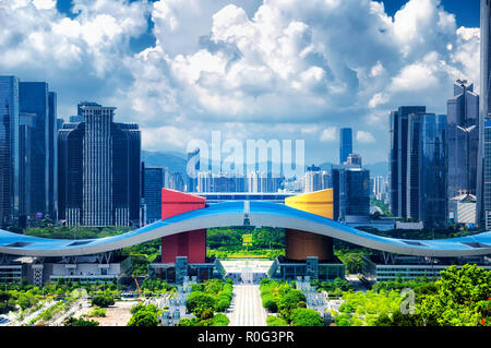 Die Shenzhen Civic Center im Stadtzentrum von Shenzhen in China, der auf einem sonnigen blauen Himmel Tag von lianhuashan Park gesehen. Stockfoto