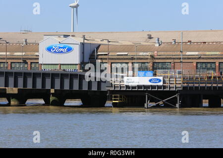 Die Anlegestelle für Ford Dagenham, noch die Herstellung von Fahrzeugmotoren, am Nordufer der Themse, in Essex, Großbritannien Stockfoto