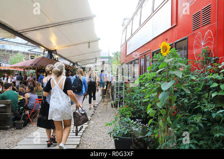 Trendy Mercato Metropolitano, in einer stillgelegten Papierfabrik, und ein Teil der Elephant & Castle's Regeneration Projekt, in SE London, Großbritannien Stockfoto