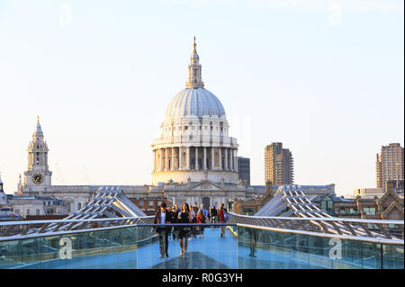 St Pauls Cathedral und die Millennium Bridge an einem strahlenden Frühlingstag, im Zentrum von London, Großbritannien Stockfoto