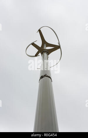 Vertikale Achse Windenergieanlage vor bedecktem Himmel in cleveleys an der fylde Coast in Lancashire, Großbritannien Stockfoto