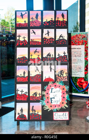 Commemorative Poster zum Gedenken an 100 Jahre nach Ende des Zweiten Weltkriegs 1 von lokalen Schule Kinder Blackpool Victoria Hospital England UK konzipiert Stockfoto