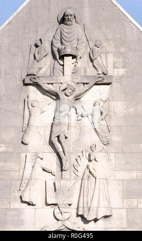 Skulptur detail Übersicht Kreuzigung auf der Vorderseite des Heiligtums Unserer Lieben Frau von Lourdes. Die denkmalgeschützten Gebäude in Blackpool, Lancashire, England, Großbritannien Stockfoto