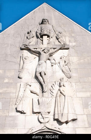 Skulptur detail Übersicht Kreuzigung auf der Vorderseite des Heiligtums Unserer Lieben Frau von Lourdes. Die denkmalgeschützten Gebäude in Blackpool, Lancashire, England, Großbritannien Stockfoto