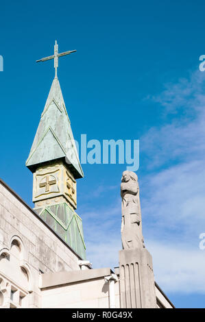 Kirchturm Kirchturm und die Statue an der Spitze unserer Lody von Lourdes Shrine Blackpool Lancashire England Großbritannien Stockfoto