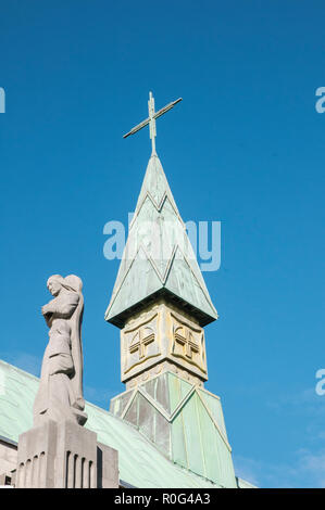 Kirchturm Kirchturm und die Statue an der Spitze unserer Lody von Lourdes Shrine Blackpool Lancashire England Großbritannien Stockfoto