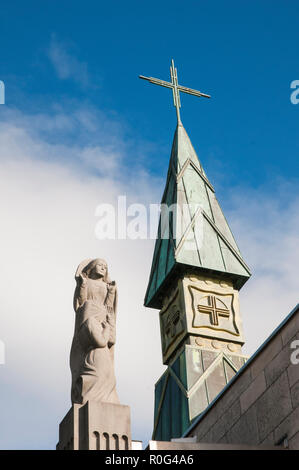 Kirchturm Kirchturm und die Statue an der Spitze unserer Lody von Lourdes Shrine Blackpool Lancashire England UK Unserer Lieben Frau von Lourdes erscheinen der Heiligen Bernadette. Stockfoto