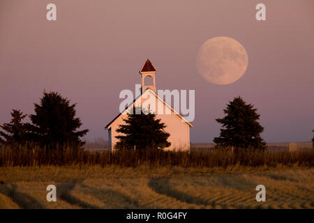 Alte Kirche in Saskatchewan volle Harvest Moon Stockfoto