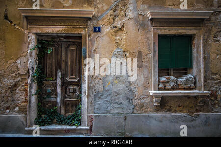 Die vintage Wand, Tür und Fenster in einer kleinen Stadt in Kroatien Stockfoto