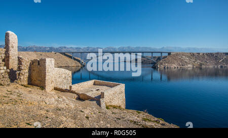 Insel Pag Wüste Ruinen und Brücke Panorama, Dalmatien, Kroatien Stockfoto