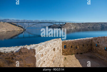 Insel Pag Wüste Ruinen und Brücke Panorama, Dalmatien, Kroatien Stockfoto