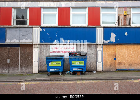 Einzelhandelsgeschäfte mit Speicherplatz in der High Street in Crewe, Cheshire UK lassen Stockfoto