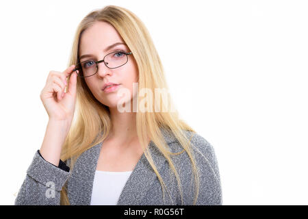 Studio shot der jungen schönen Geschäftsfrau holding Brillen Stockfoto