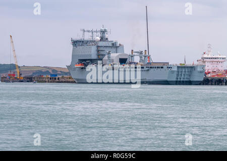 Royal Fleet Auxiliary' Lyme Bay' (L 3007) abgebildet bei Falmouth, Cornwall, UK. Stockfoto