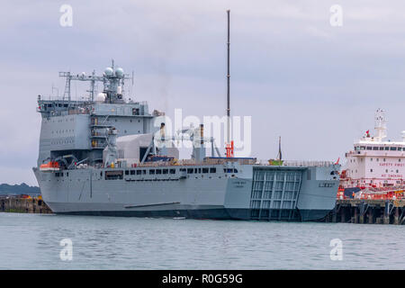 Royal Fleet Auxiliary' Lyme Bay' (L 3007) abgebildet bei Falmouth, Cornwall, UK. Stockfoto