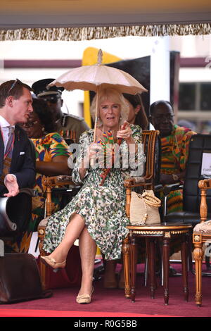 Die Herzogin von Cornwall Unterstände aus der Sonne während einer Durbar mit der asantehene an Manhiya Palace in Kumasi, am Tag 5 Ihrer Reise nach Westafrika mit dem Prinzen von Wales. Stockfoto