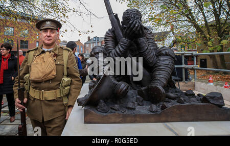 Scott Knowles verkleidet als WW1 Tommy von der Manchester Regiment, bei der Enthüllung einer neuen Kriegerdenkmal in Hamilton Square in Birkenhead. Stockfoto