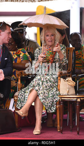 Die Herzogin von Cornwall Unterstände aus der Sonne während einer Durbar mit der asantehene an Manhiya Palace in Kumasi, am Tag 5 Ihrer Reise nach Westafrika mit dem Prinzen von Wales. Stockfoto