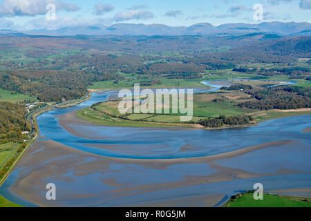 Eine Luftaufnahme der Oberlauf der Morecambe Bay, Greenodd, Southern Lake District und North West England, UK, Seen Berge hinter Stockfoto