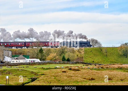 Erhaltene Dampf lokbespannter Zug auf die Settle and Carlisle Railway Line, Yorkshire Dales National Park, Northern England, Großbritannien Stockfoto