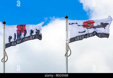 Damit wir es nicht vergessen Fahnen wehen im Wind in Swanage für Erinnerung 100 Jahre seit dem Ende des Ersten Weltkriegs Armistice Day, Dorset UK Kennzeichnung Stockfoto