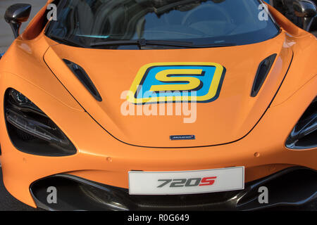 Orangefarbene Motorhaube eines klassischen McLaren Rennwagens mit S-Logo aus der Nähe. Stockfoto