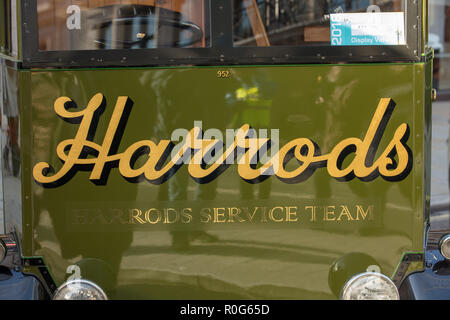 Logo des berühmten Shop Harrods aus der Nähe auf der Seite eines glänzend grün gefärbten Vintage Lieferwagens. Stockfoto