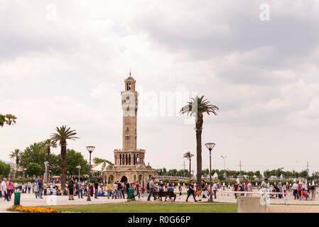 Izmir, Türkei - 26. Mai 2018. Izmir Uhrturm an einem bewölkten Tag mit voller Leute. Stockfoto