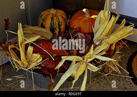 Kleiner See schöne Landschaft im Herbst fallenden Blätter Stockfoto