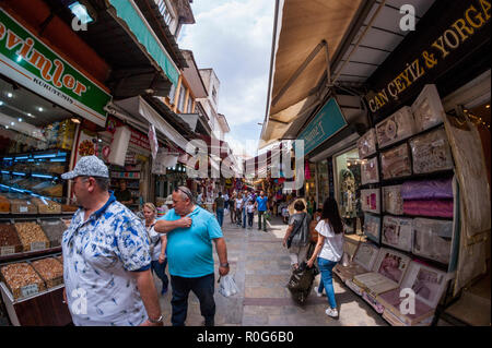 Izmir, Türkei - 26. Mai 2018. Kemeralti-basar schiessen mit Fischaugenobjektiv. Izmir Türkei. Voll Leute einkaufen. Stockfoto