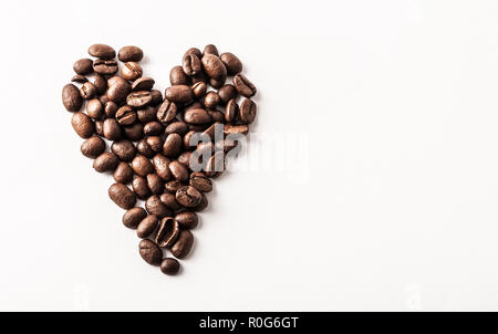 Fair trade Bio Kaffeebohnen geröstet als Herz auf weißem Hintergrund - Konzept des Koffeins Liebe, Frühstück, decaf oder morgen Zufriedenheit geprägt Stockfoto