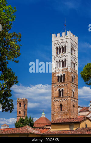 Mittelalterliche Glockentürme erheben sich über Lucca Altstadt Dächer Stockfoto