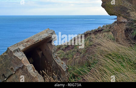 Ein zweiter Weltkrieg pillenschachtel in der Nähe von ravenscar North Yorkshire, die durch die Erosion der Küsten split hat Stockfoto