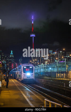 Toronto, Kanada - November 3th, 2018: Nacht zur Stadt Straße von Toronto, Kanada Stockfoto