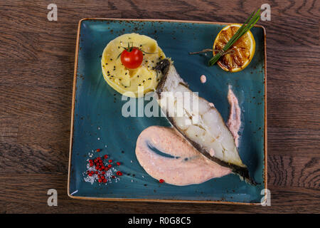 Heilbutt-filet mit mushed Kartoffel und Sauce Stockfoto