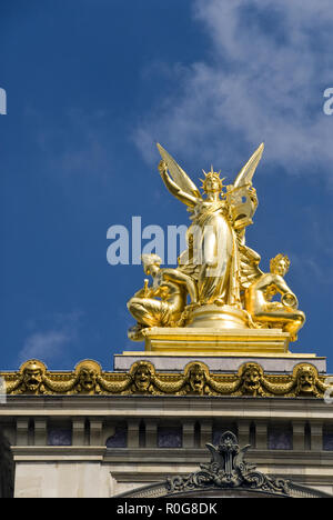 Eine goldene Skulptur auf dem Palais Garnier Opera House, bekannt als die Einstellung für leroux's 1910 Roman "Das Phantom der Oper", Paris, Frankreich. Stockfoto