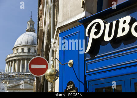 Die Kuppel des Pantheon, von einem englischen Pub gesehen - im Quartier Latin, Paris, Frankreich. Stockfoto