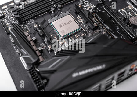 Prozessor Ryzen 7 2700X vor dem Hintergrund einer computer Motherboard Asus rog Fadenkreuz vii Held. Stockfoto