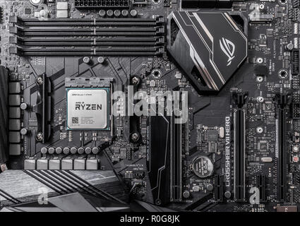 Prozessor Ryzen 7 2700X vor dem Hintergrund einer computer Motherboard Asus rog Fadenkreuz vii Held. Stockfoto