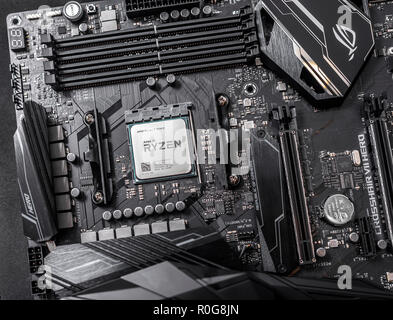 Prozessor Ryzen 7 2700X vor dem Hintergrund einer computer Motherboard Asus rog Fadenkreuz vii Held. Stockfoto